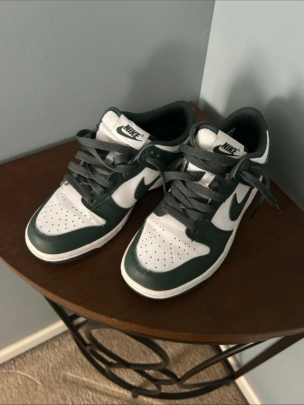 Nike Kids White and Dark Green Low-Top Sneakers